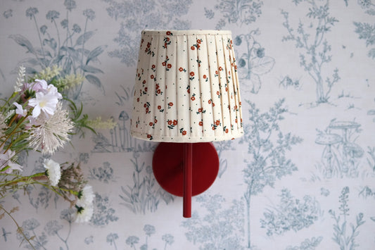 Aplique granate con tulipa plisada beige con florecitas granates