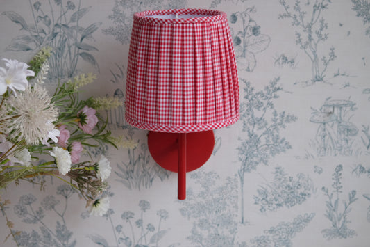 Aplique rojo con tulipa de vichy roja