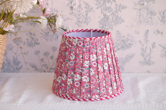 Tulipa plisada rosa con estampado de flores y ribete de color fresa