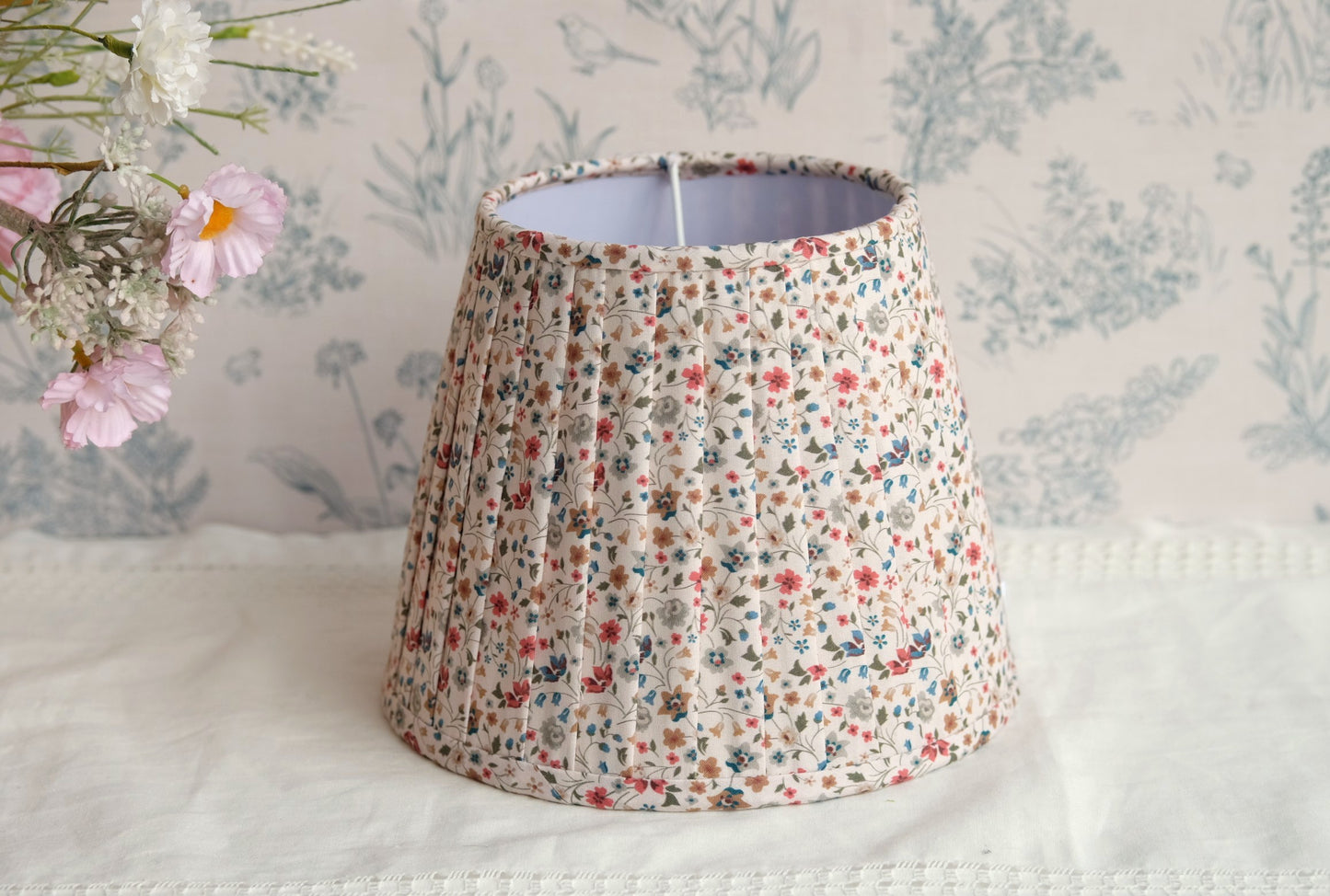 Tulipa plisada beige con estampado de pequeñas florecitas