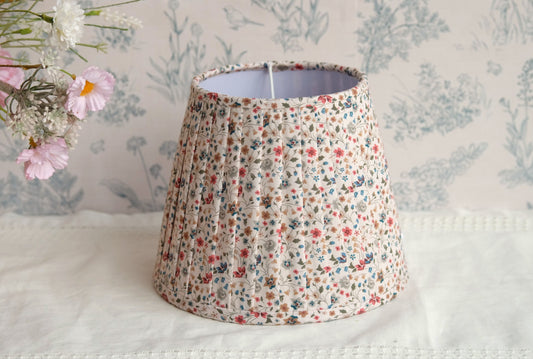 Tulipa plisada beige con estampado de pequeñas florecitas