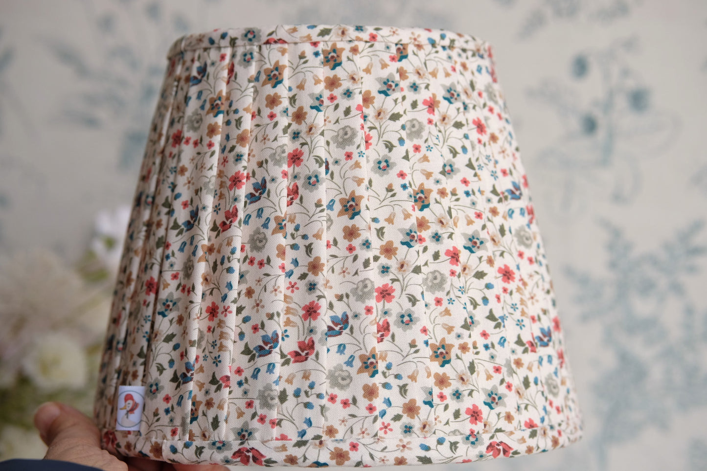 Tulipa plisada beige con estampado de pequeñas florecitas