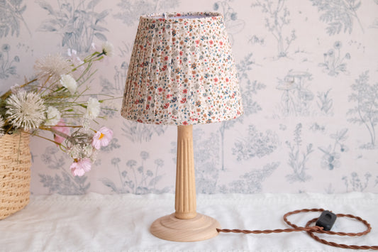 Lamparita con tulipa plisada beige con florecitas rojas y azules