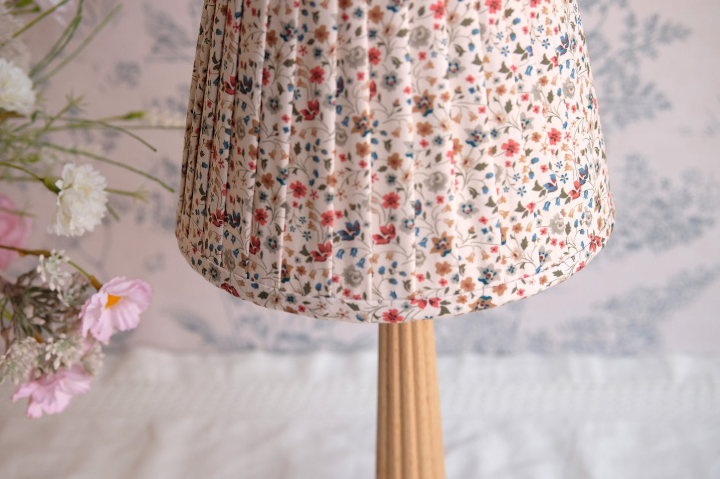 Tulipa plisada beige con estampado de pequeñas florecitas