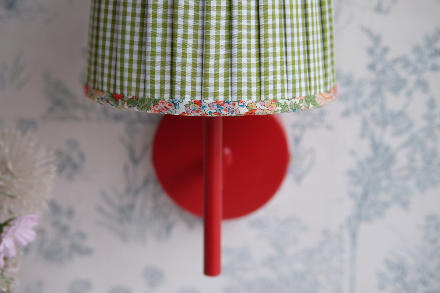 Aplique rojo con tulipa plisada de vichy verde oliva