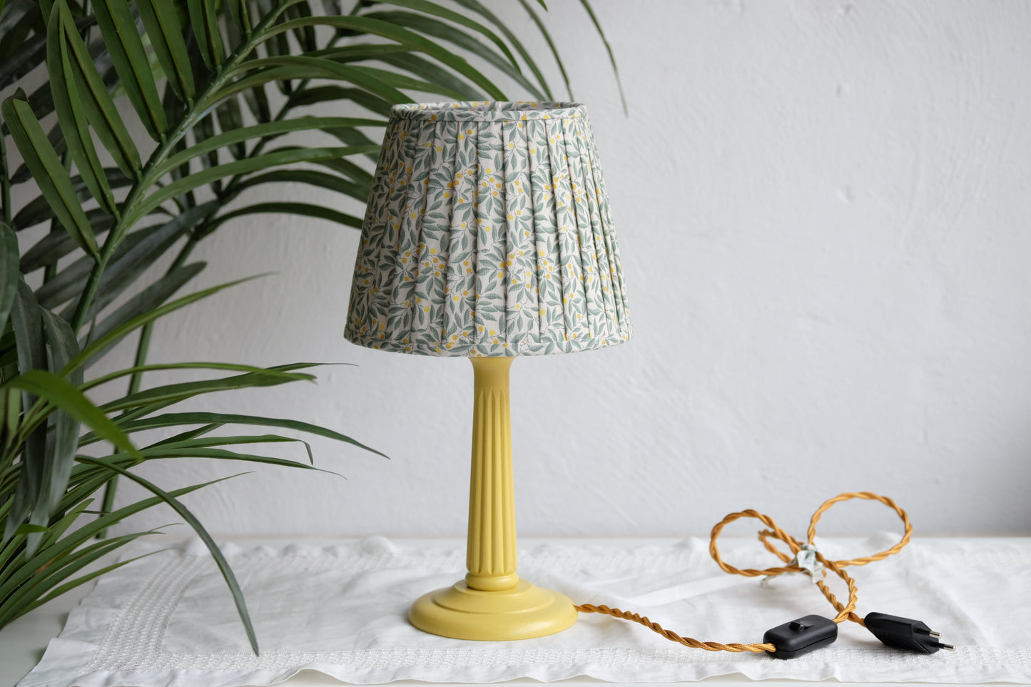 Lamparita amarilla con tulipa plisada de estampado verde y amarillo Liberty