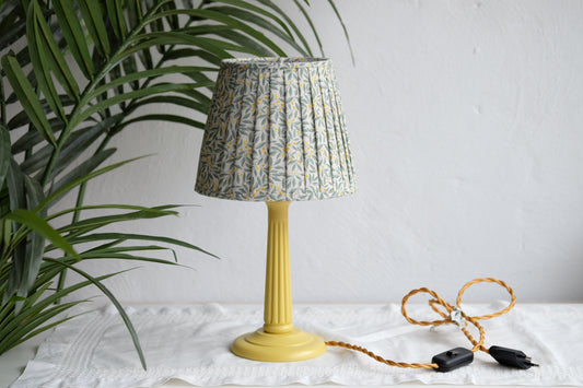 Lamparita amarilla con tulipa plisada de estampado verde y amarillo Liberty