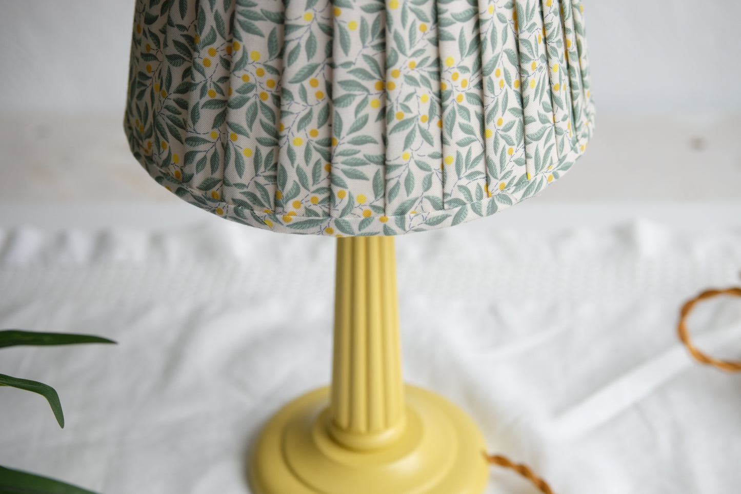 Lamparita amarilla con tulipa plisada de estampado verde y amarillo Liberty