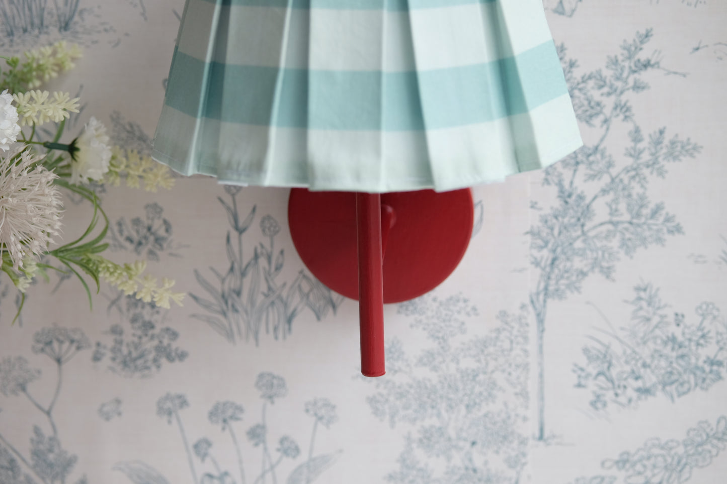 Aplique granate con tulipa de tablas turquesa