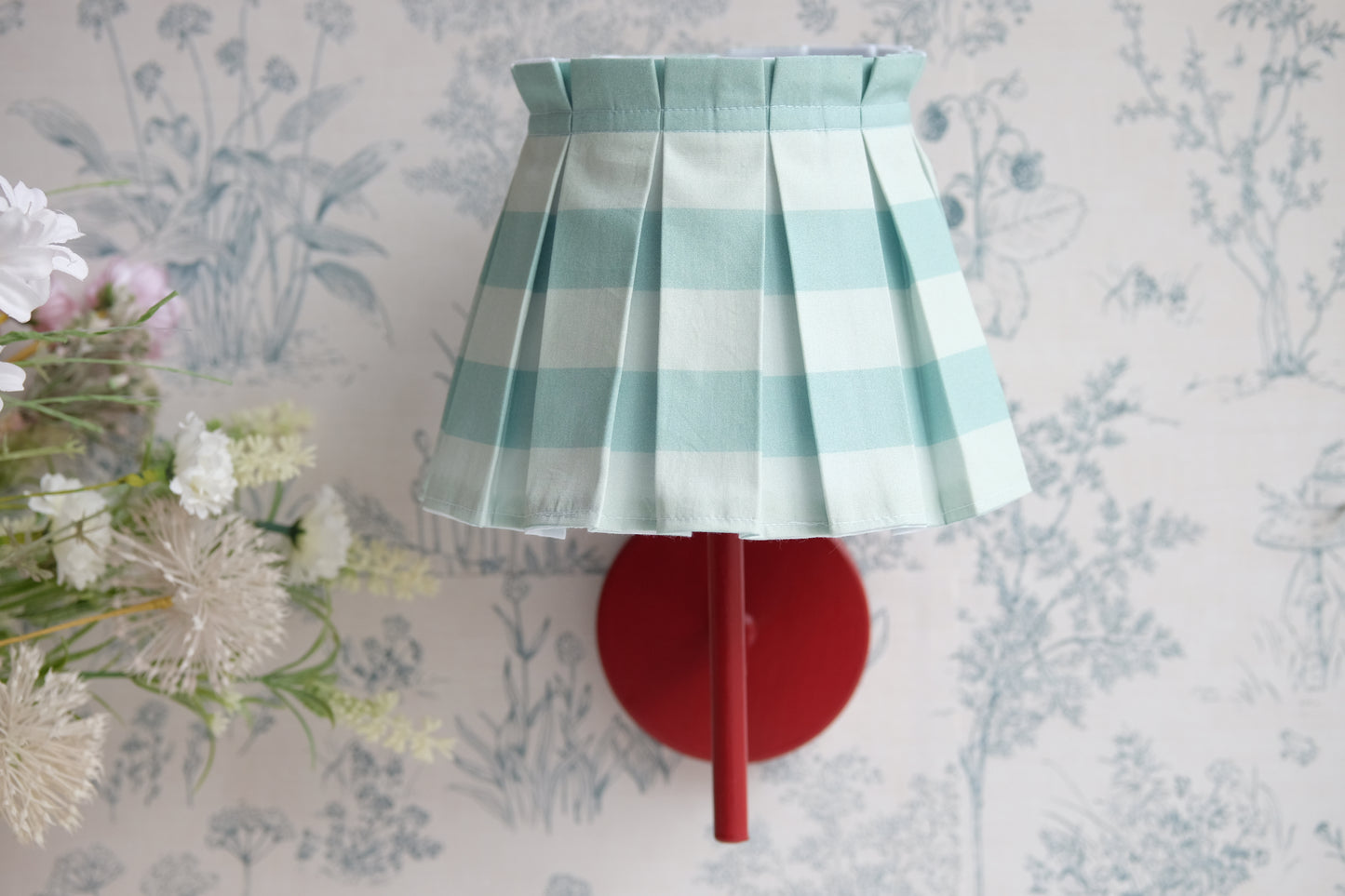 Aplique granate con tulipa de tablas turquesa