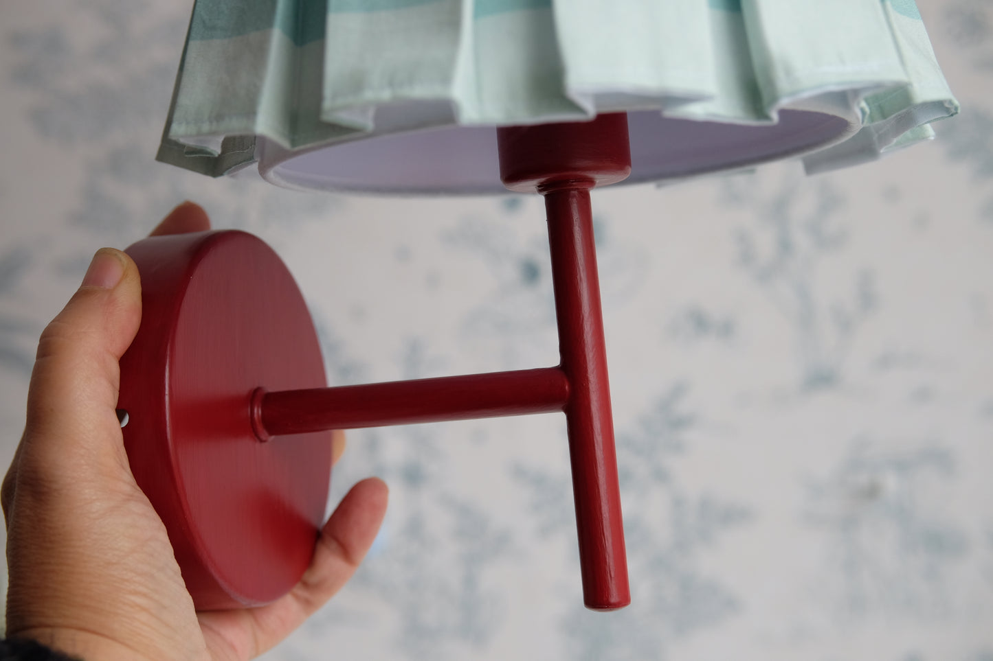 Aplique granate con tulipa de tablas turquesa