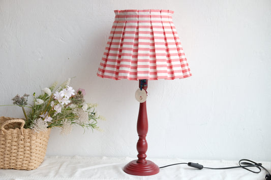 Lámpara granate con tulipa de tablas rosa