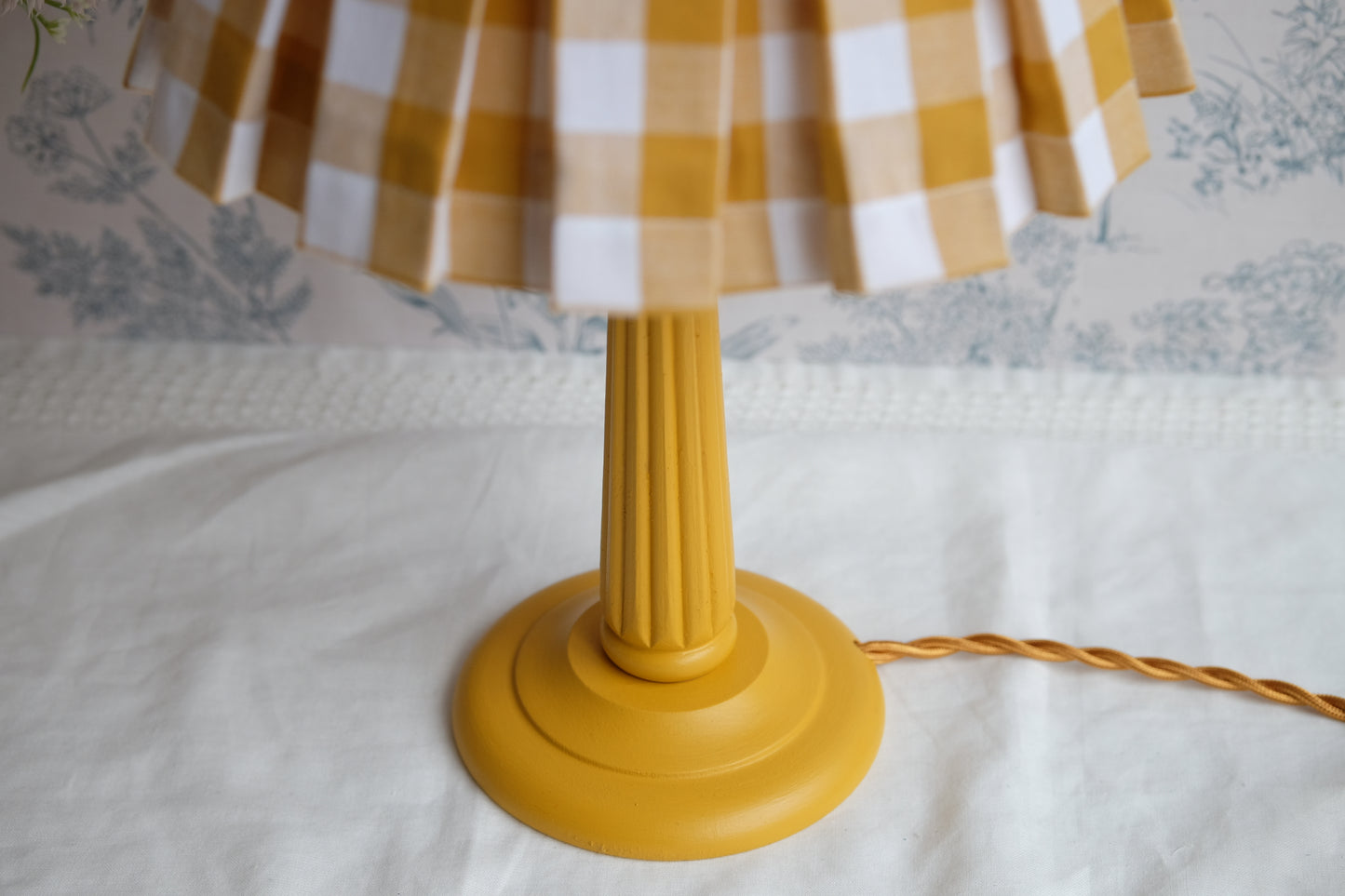 Lamparita amarilla con tulipa de tablas vichy mostaza