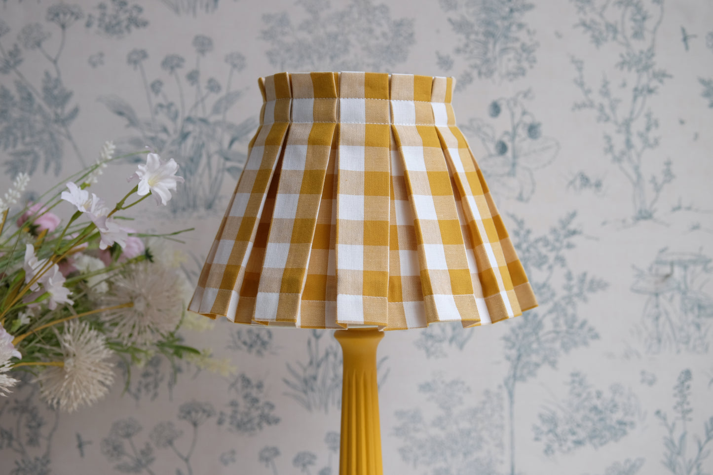 Lamparita amarilla con tulipa de tablas vichy mostaza
