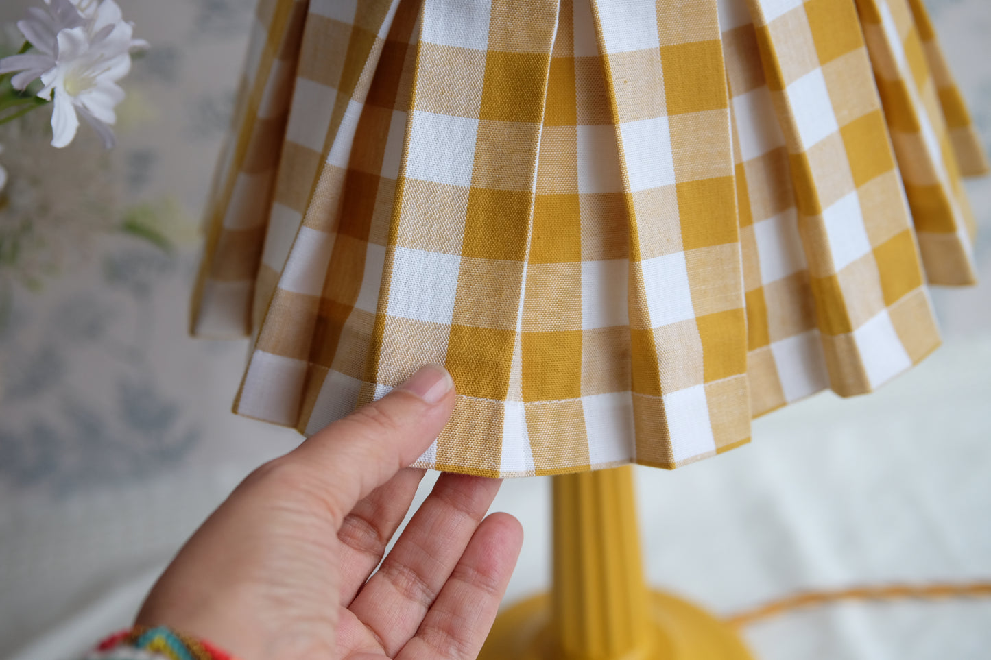 Lamparita amarilla con tulipa de tablas vichy mostaza