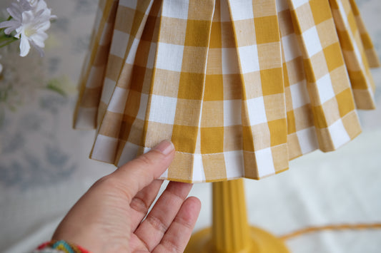 Lamparita amarilla con tulipa de tablas vichy mostaza