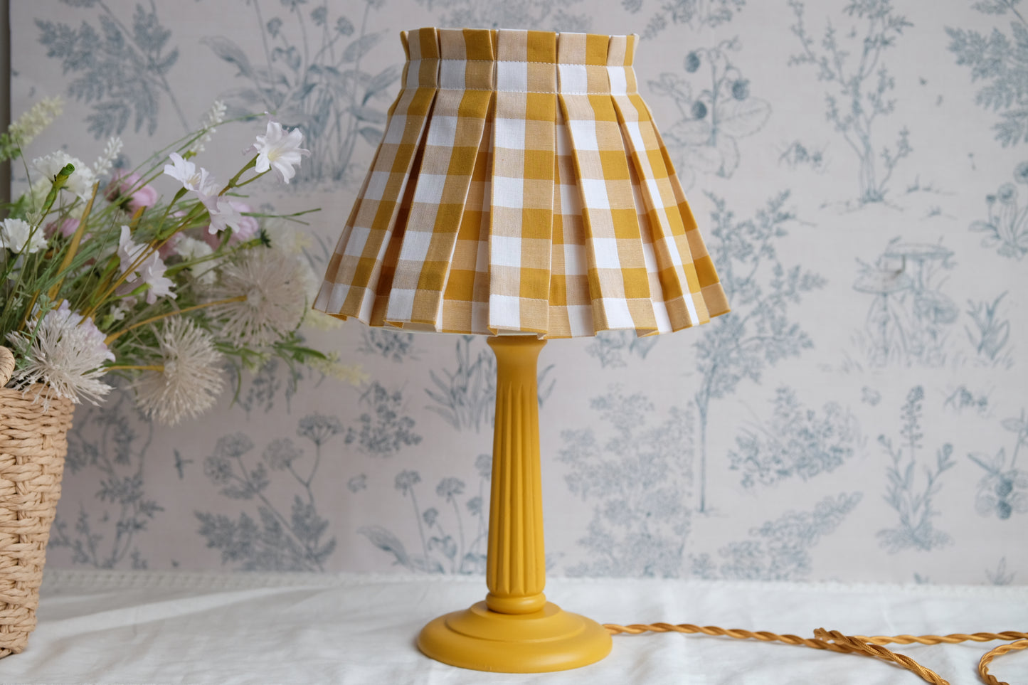Lamparita amarilla con tulipa de tablas vichy mostaza