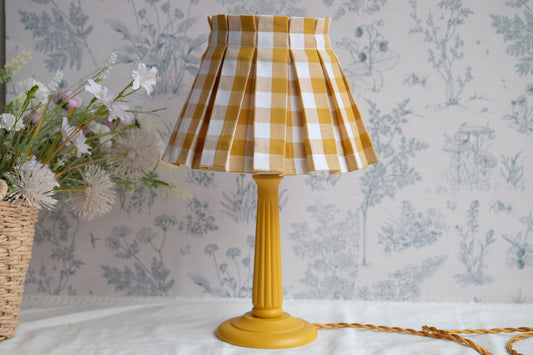 Lamparita amarilla con tulipa de tablas vichy mostaza