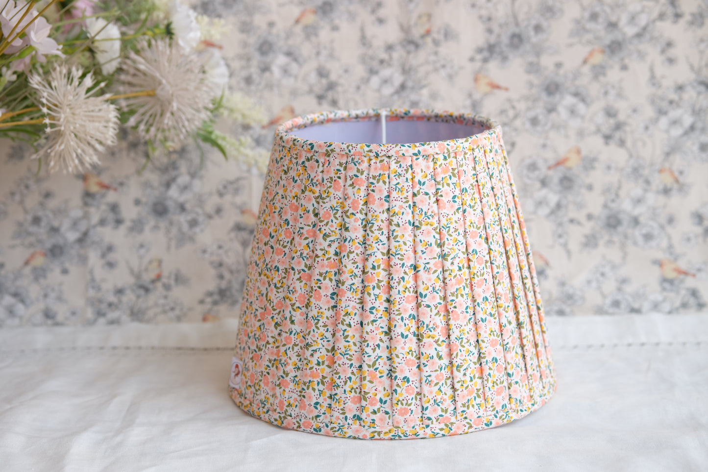 Tulipa plisada con estampado de florecitas salmón y amarillas