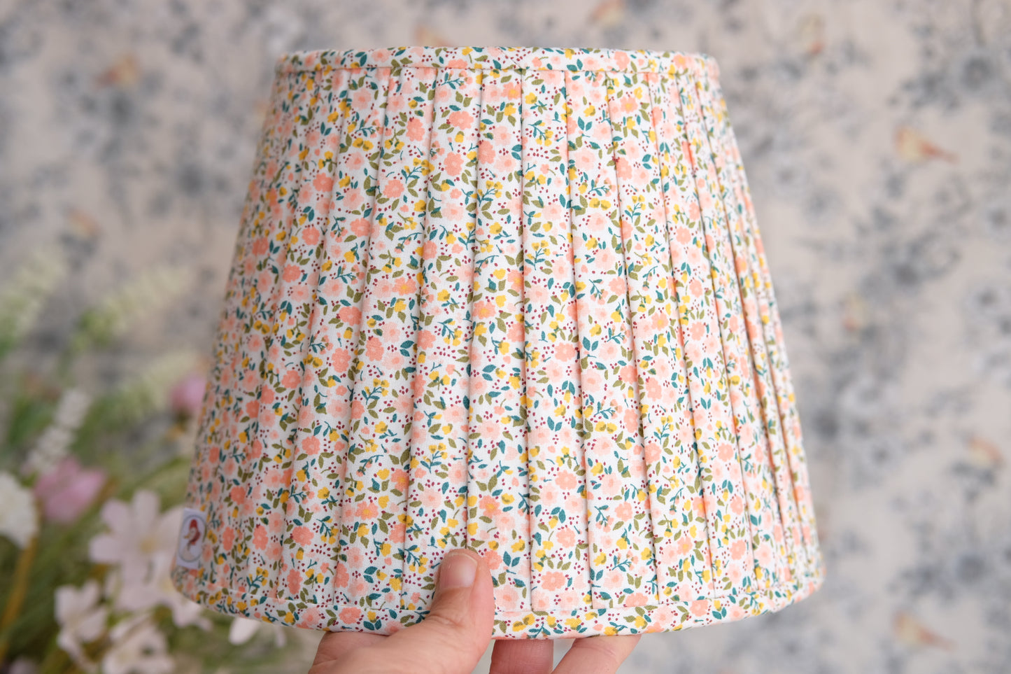 Tulipa plisada con estampado de florecitas salmón y amarillas