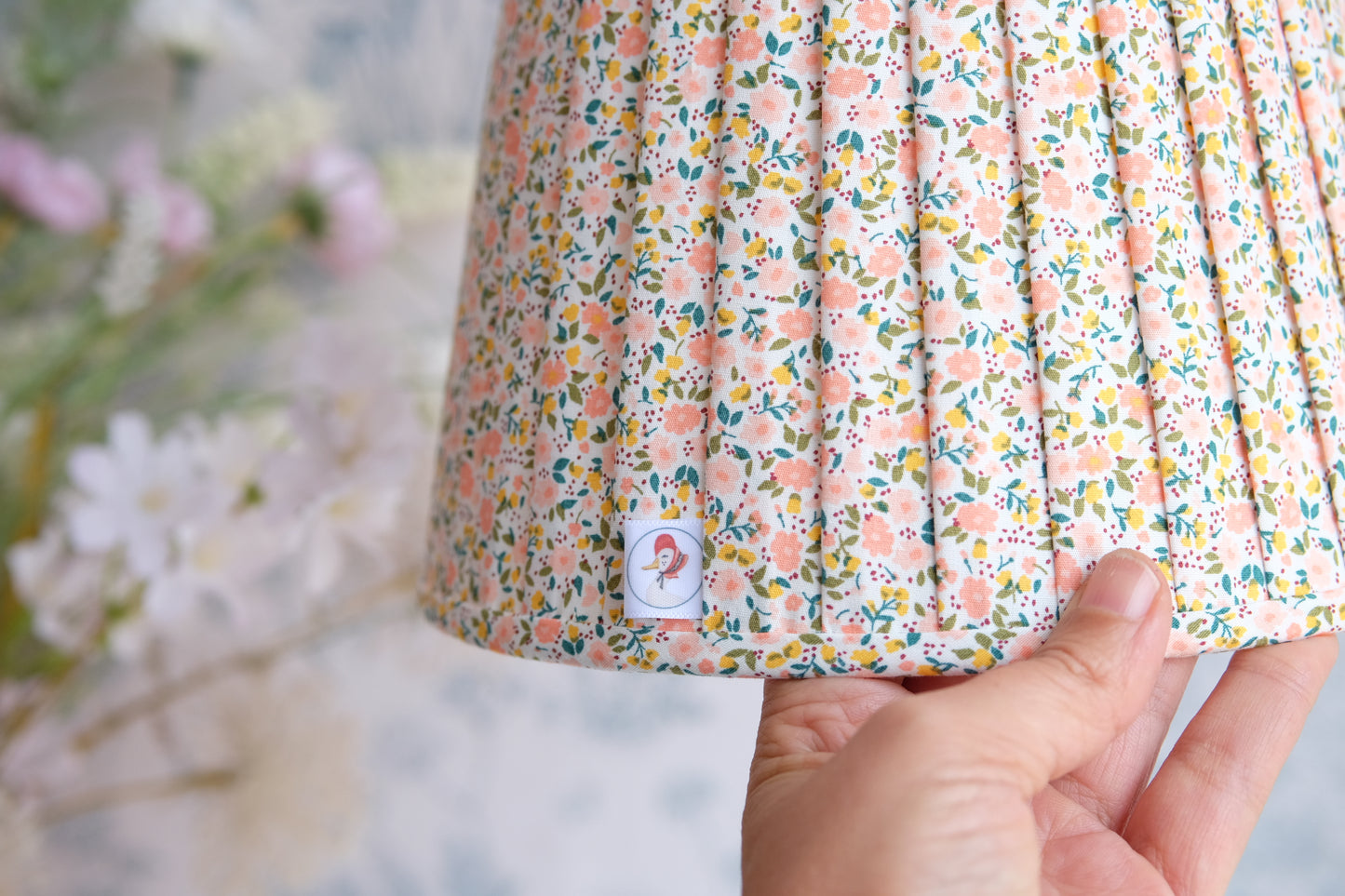 Tulipa plisada con estampado de florecitas salmón y amarillas