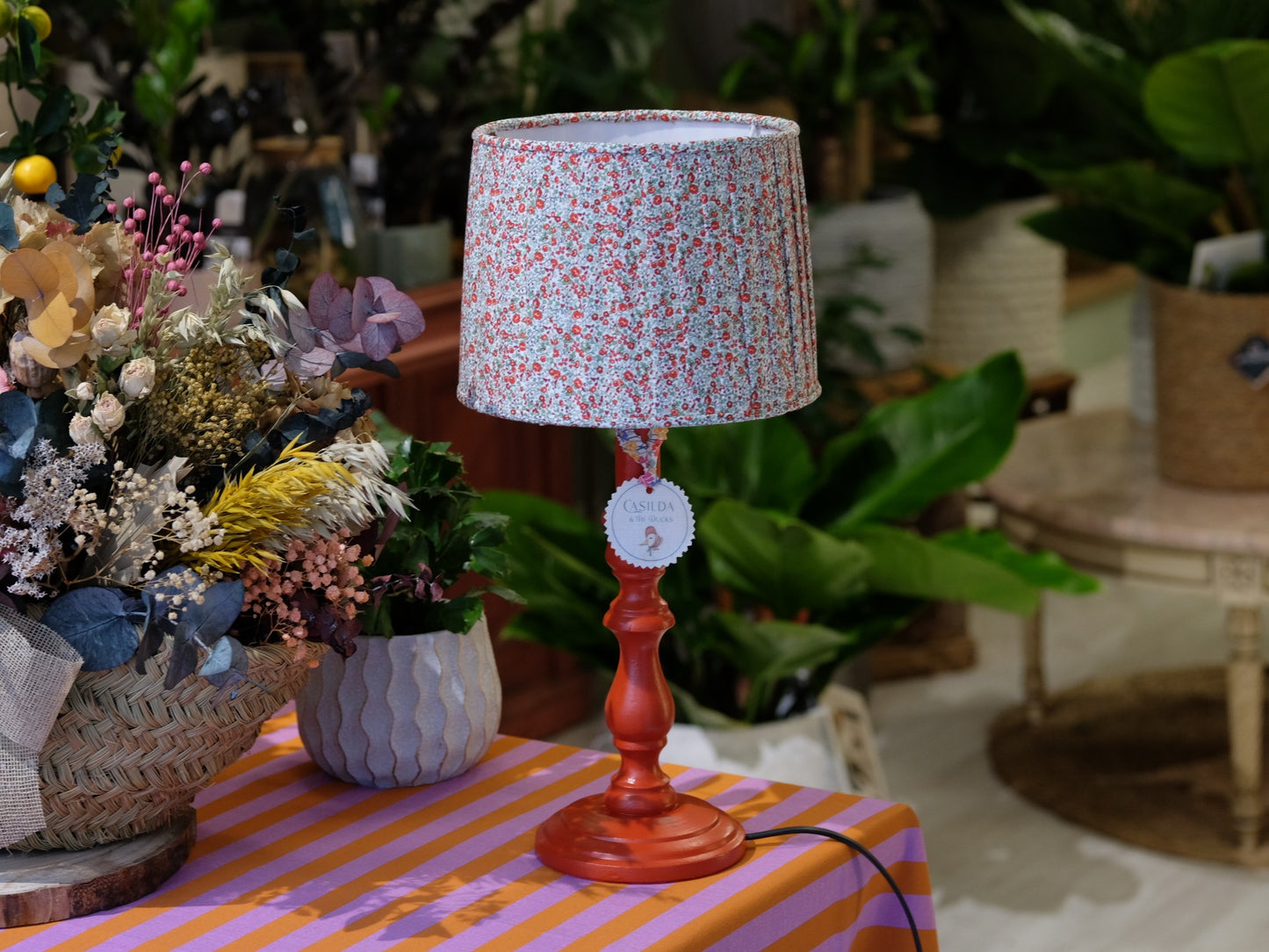 Lámpara roja con tulipa plisada de florecitas rojas