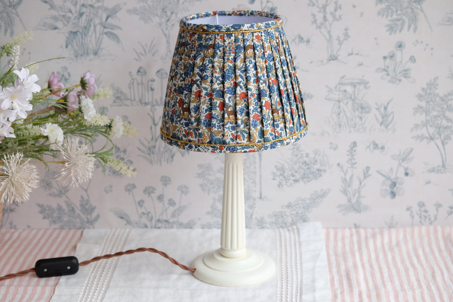 Lamparita de mesa con tulipa de flores y ciervos Liberty