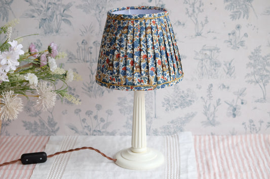 Lamparita de mesa con tulipa de flores y ciervos Liberty