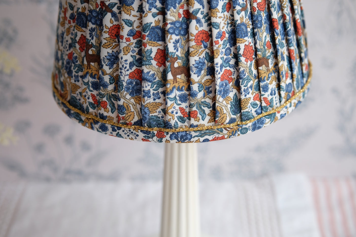 Lamparita de mesa con tulipa de flores y ciervos Liberty
