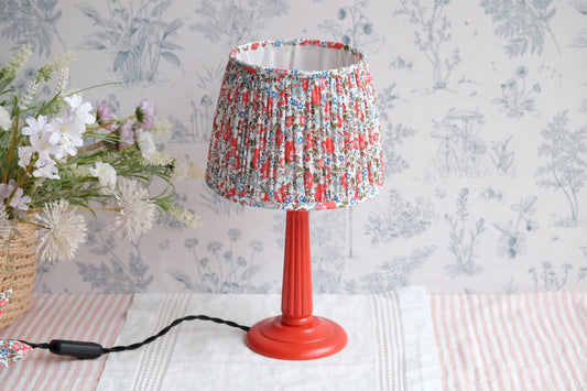 Lamparita roja con tulipa fruncida de estampado floral Liberty