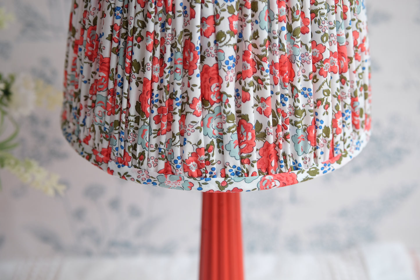 Lamparita roja con tulipa fruncida de estampado floral Liberty