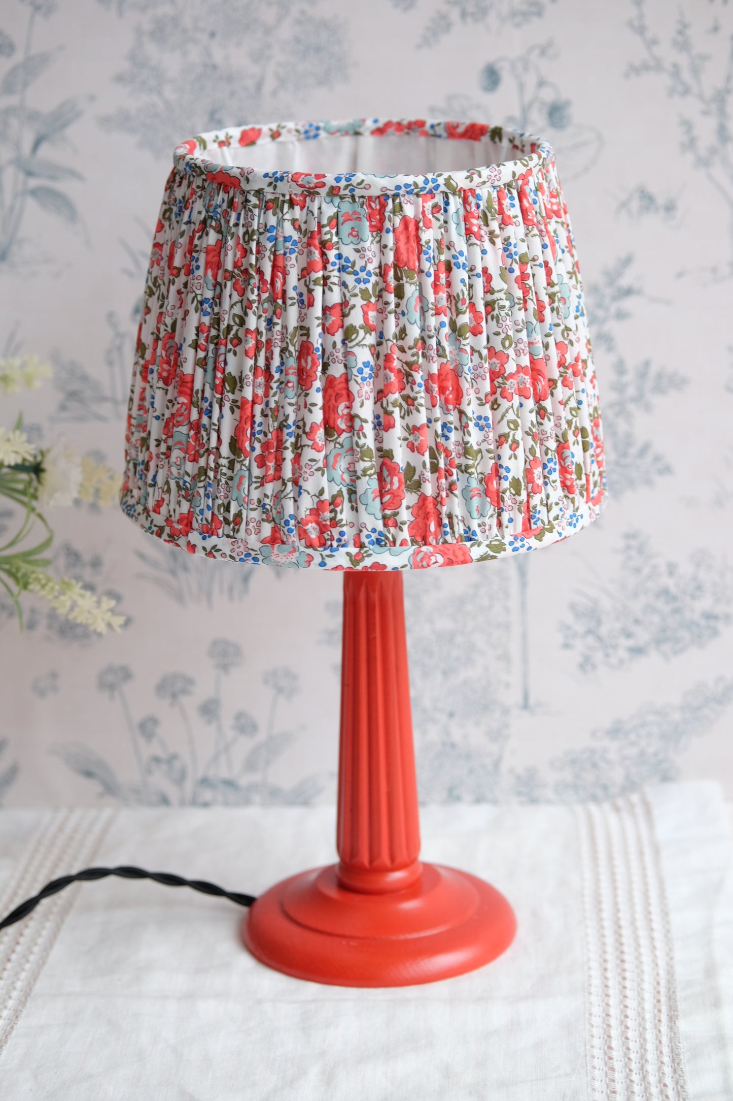 Lamparita roja con tulipa fruncida de estampado floral Liberty