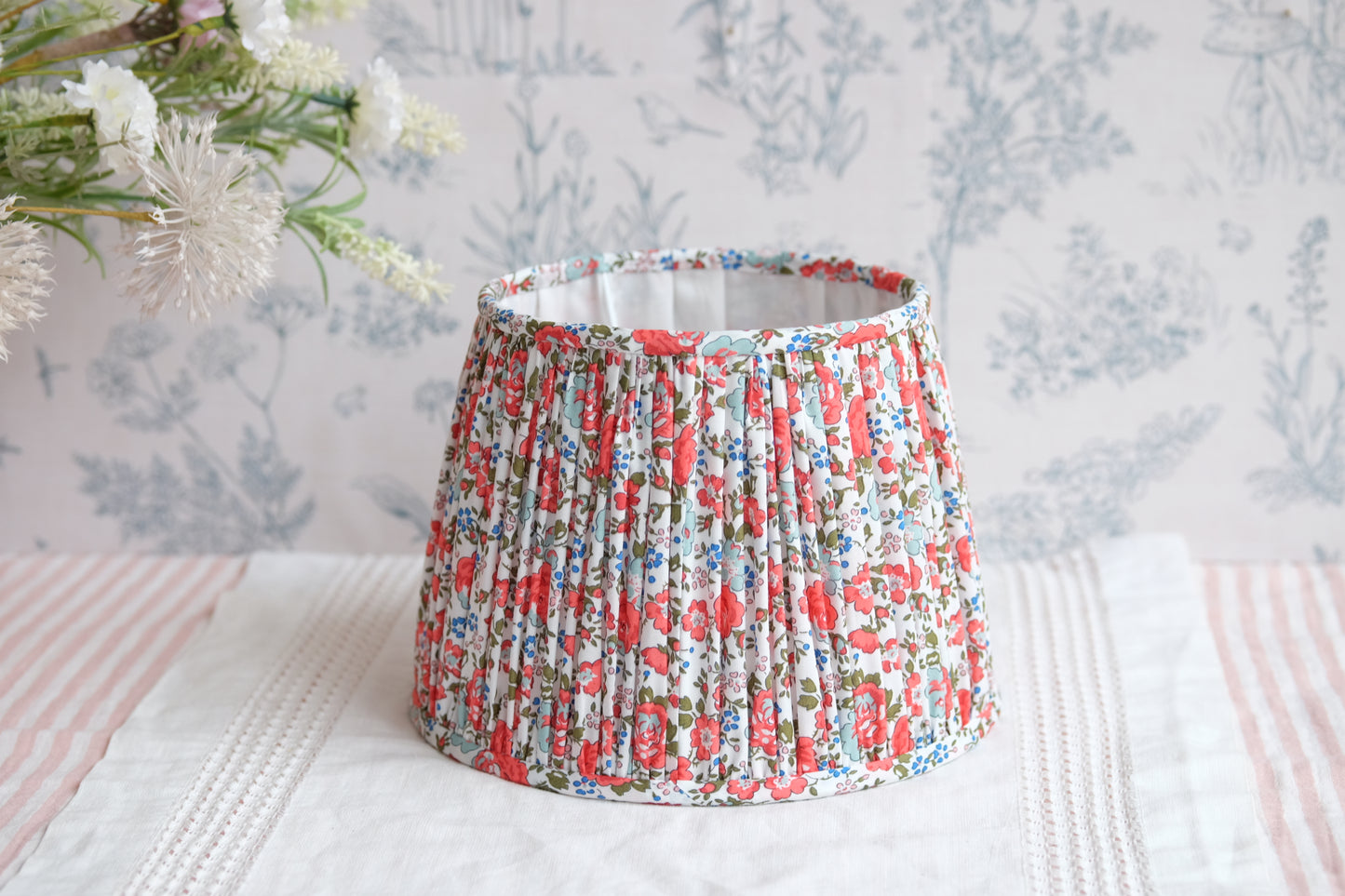 Tulipa fruncida con Liberty de flores rojas