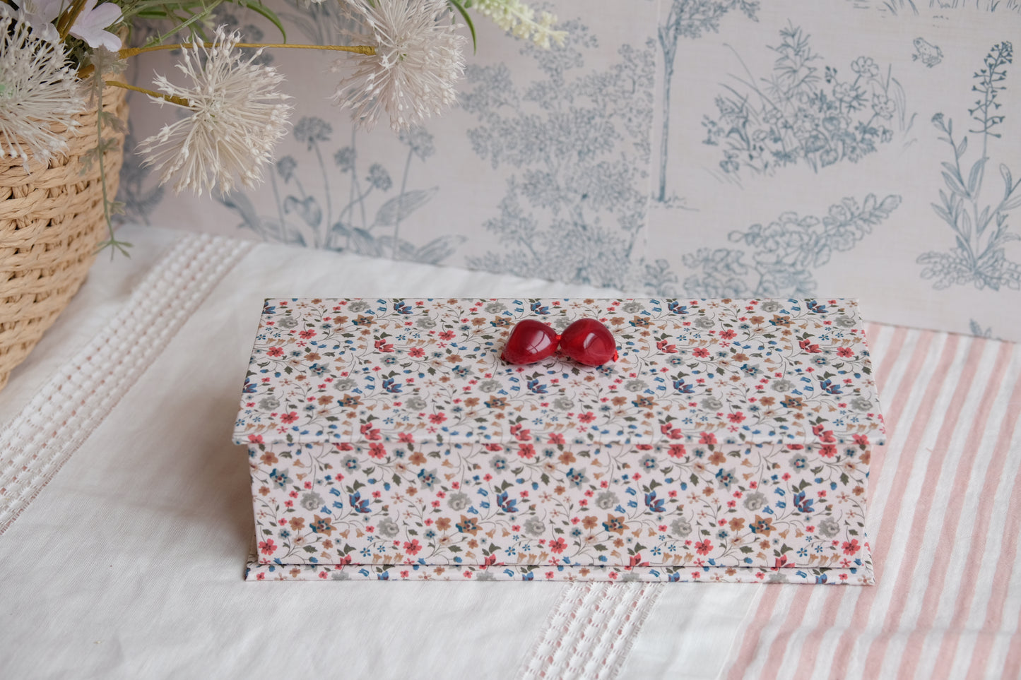 Joyero entelado beige con estampado de florecitas