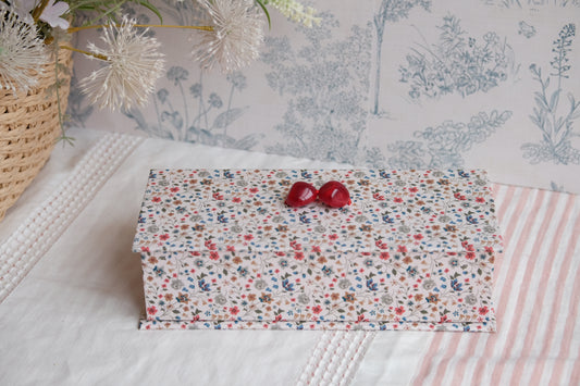 Joyero entelado beige con estampado de florecitas