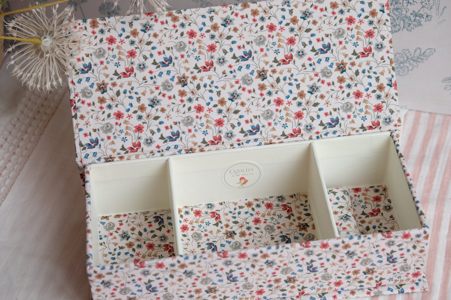 Joyero entelado beige con estampado de florecitas