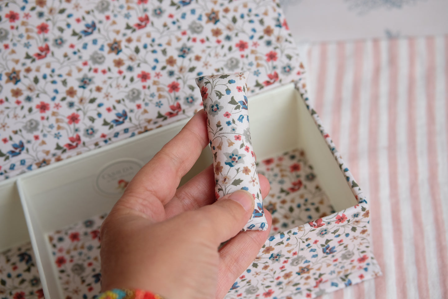 Joyero entelado beige con estampado de florecitas