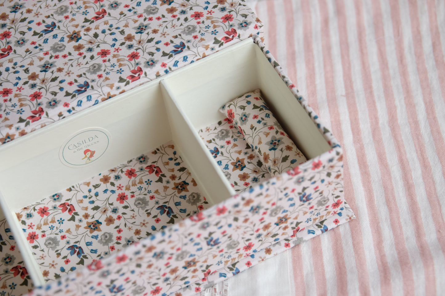 Joyero entelado beige con estampado de florecitas