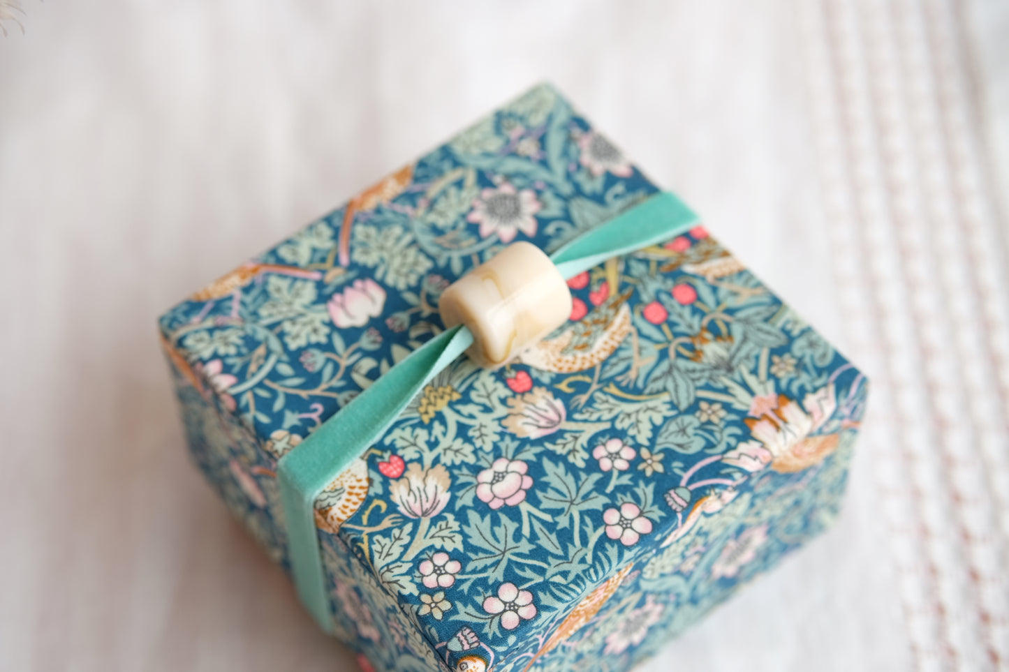 Mini joyero de viaje entelado con estampado William Morris