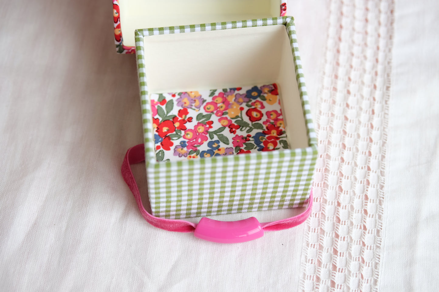 Mini joyero de viaje entelado en flores y vichy verde