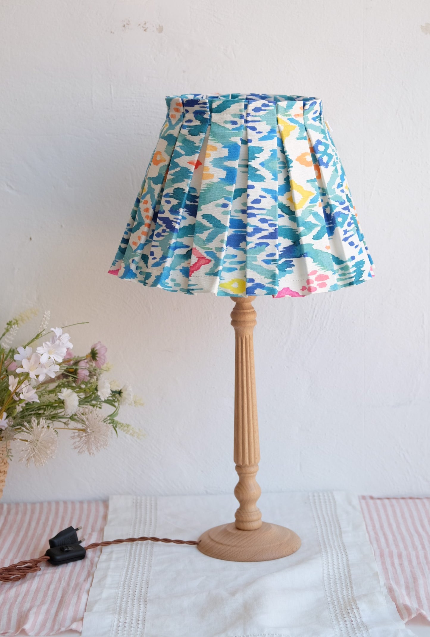 Lámpara con tulipa de tablas Ikat