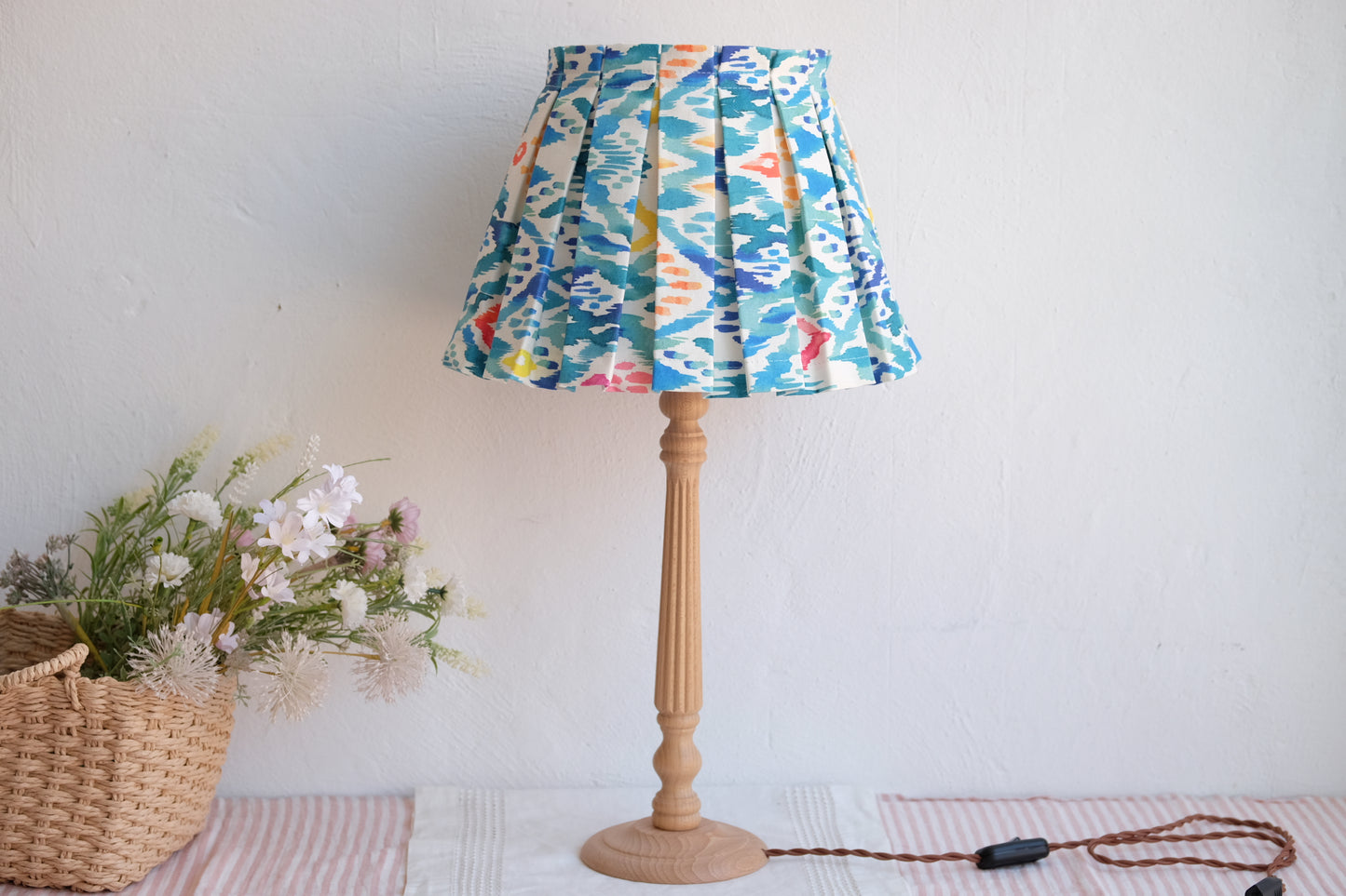 Lámpara con tulipa de tablas Ikat