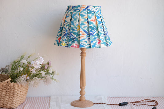 Lámpara con tulipa de tablas Ikat