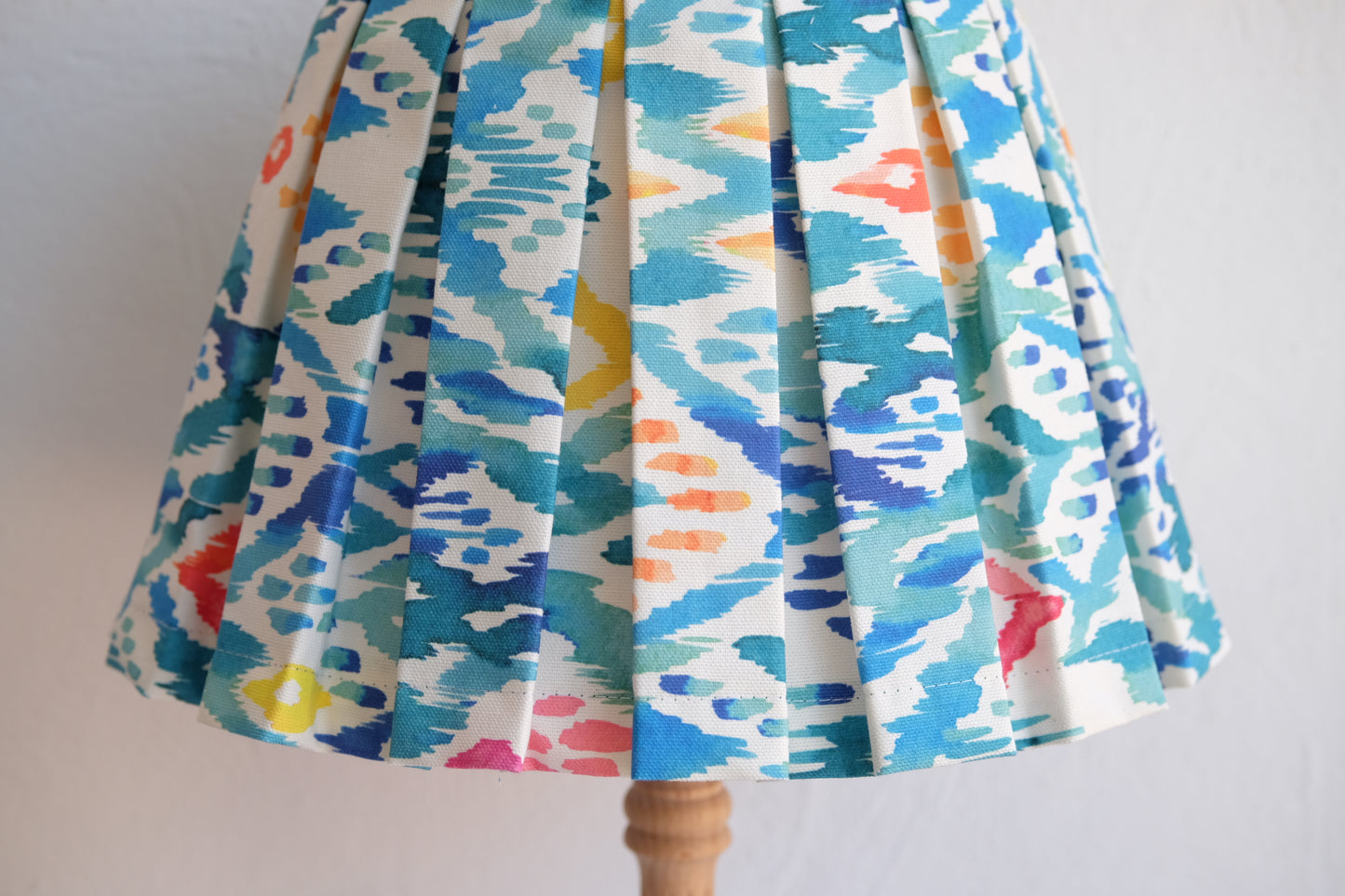 Lámpara con tulipa de tablas Ikat