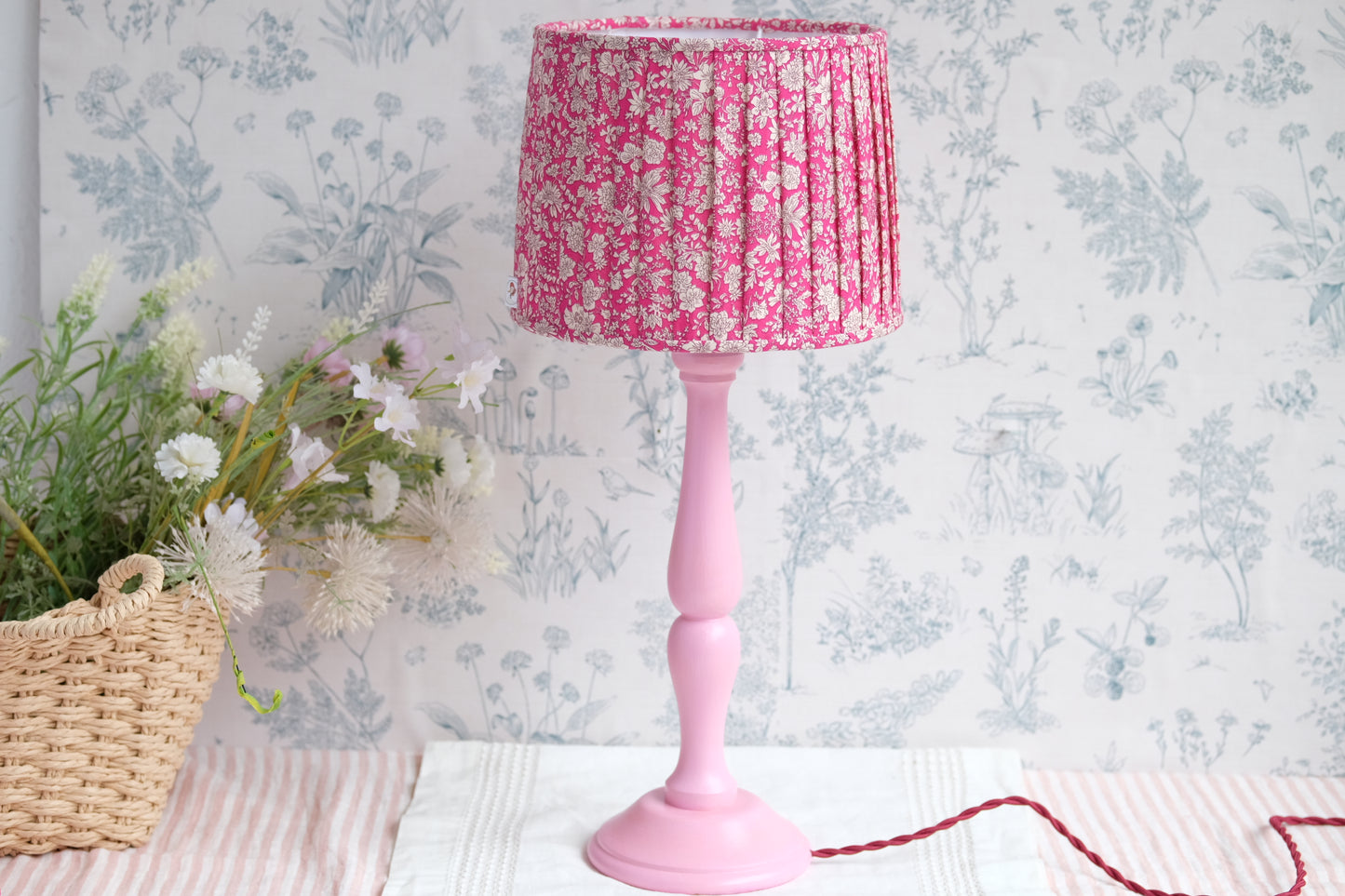 Lámpara rosa con tulipa plisada fucsia Liberty