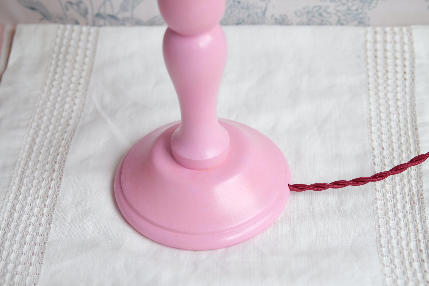 Lámpara rosa con tulipa plisada fucsia Liberty