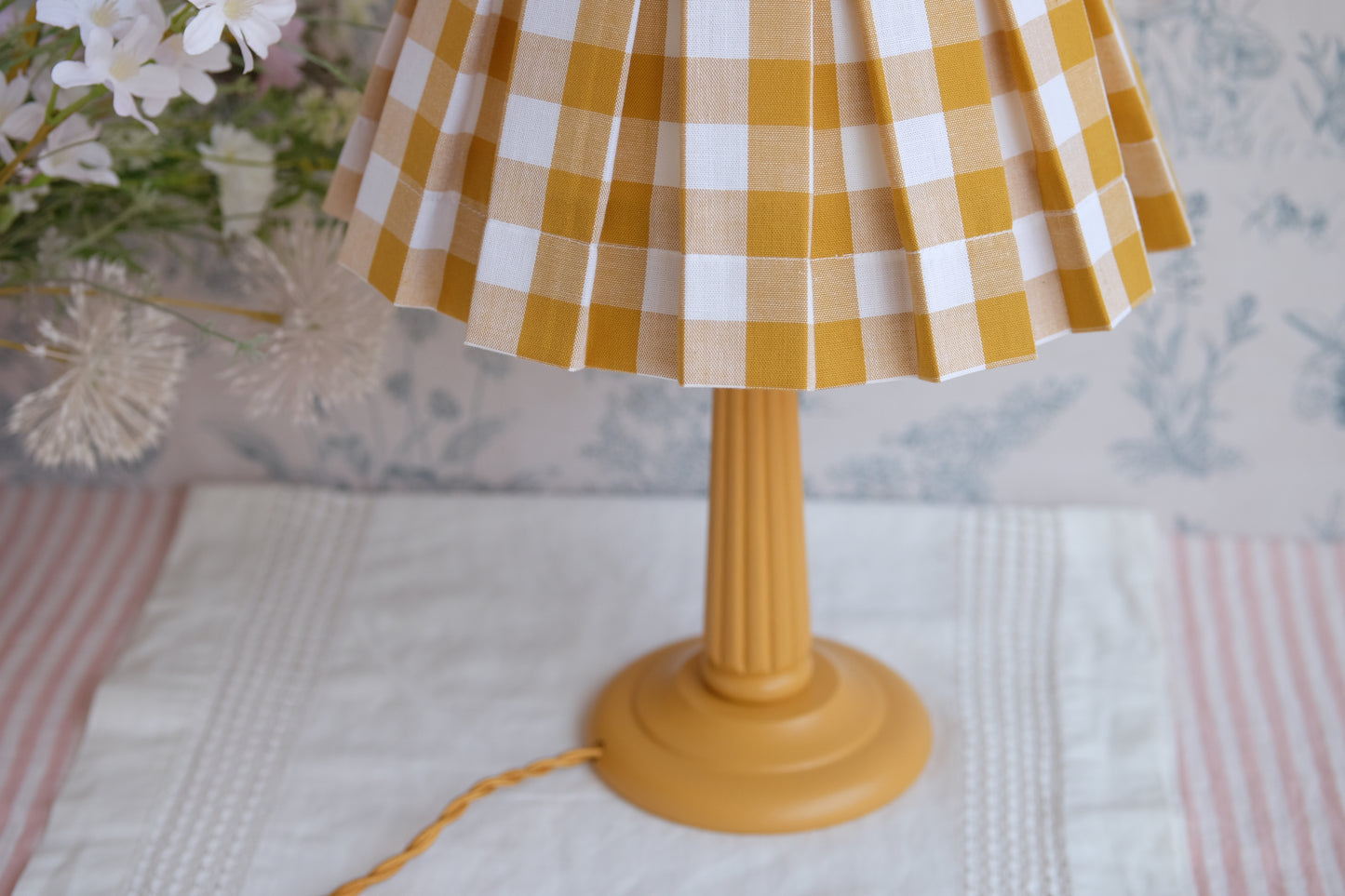 Lamparita amarilla con tulipa de tablas vichy mostaza