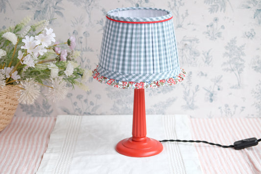 Lamparita roja con tulipa plisada de vichy azul y volante Liberty