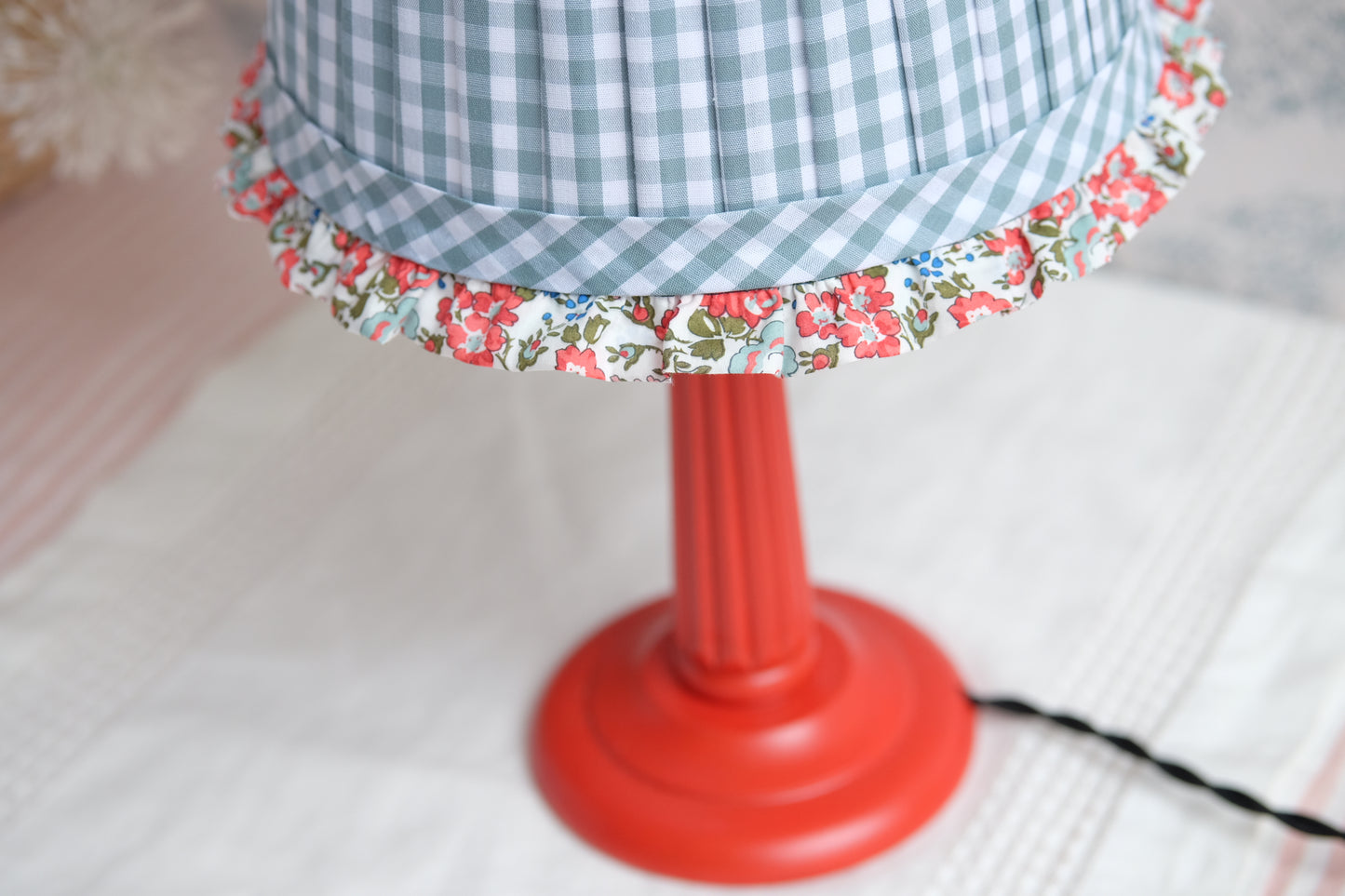 Lamparita roja con tulipa plisada de vichy azul y volante Liberty