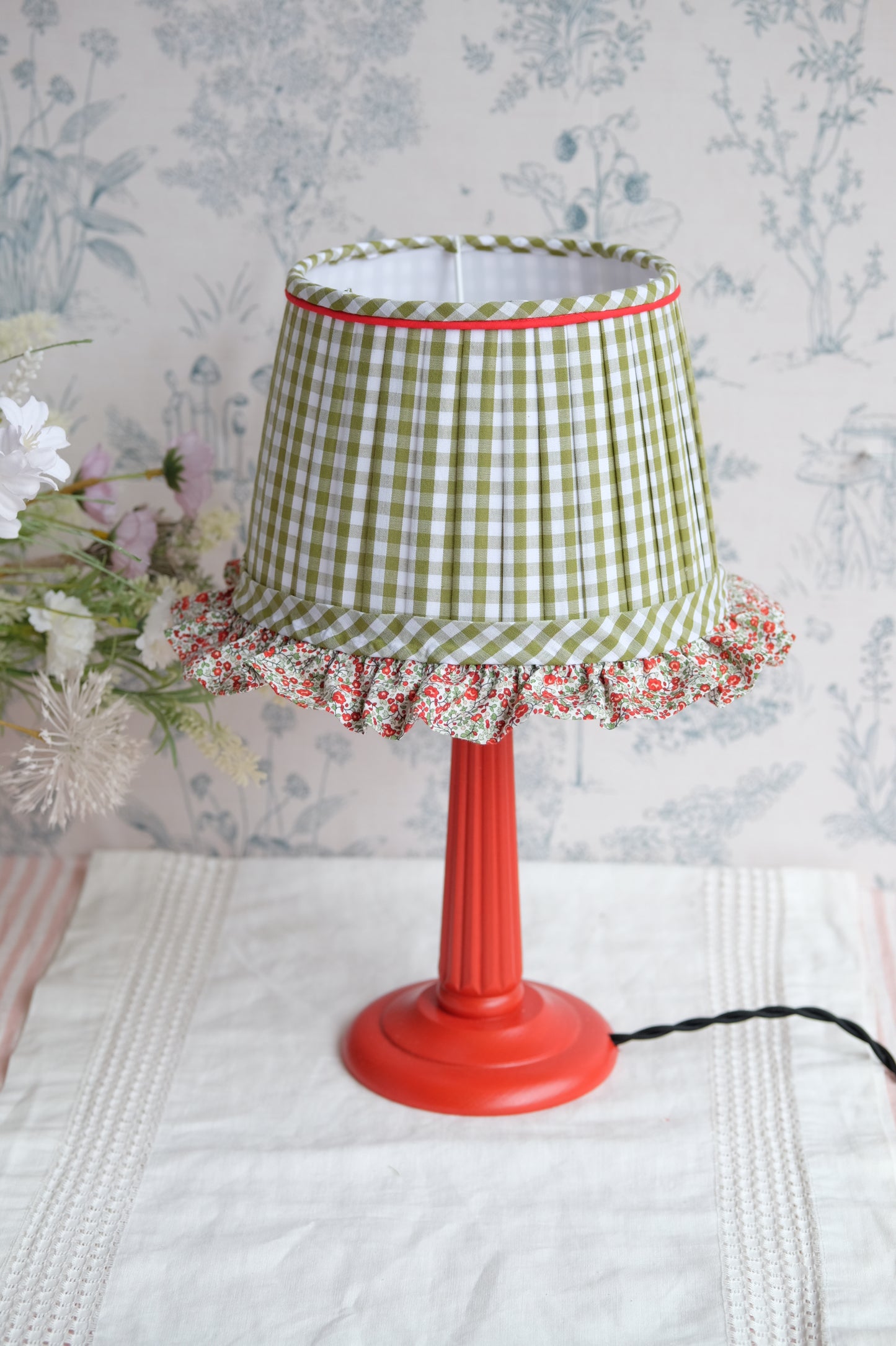 Lamparita con tulipa plisada de vichy verde oliva y volante rojo